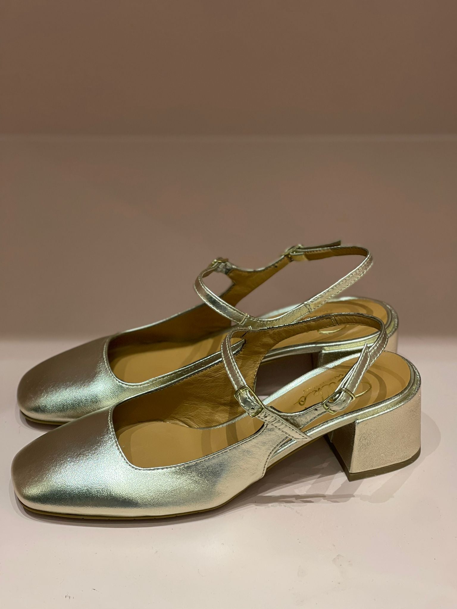 Slingback con tacco oro