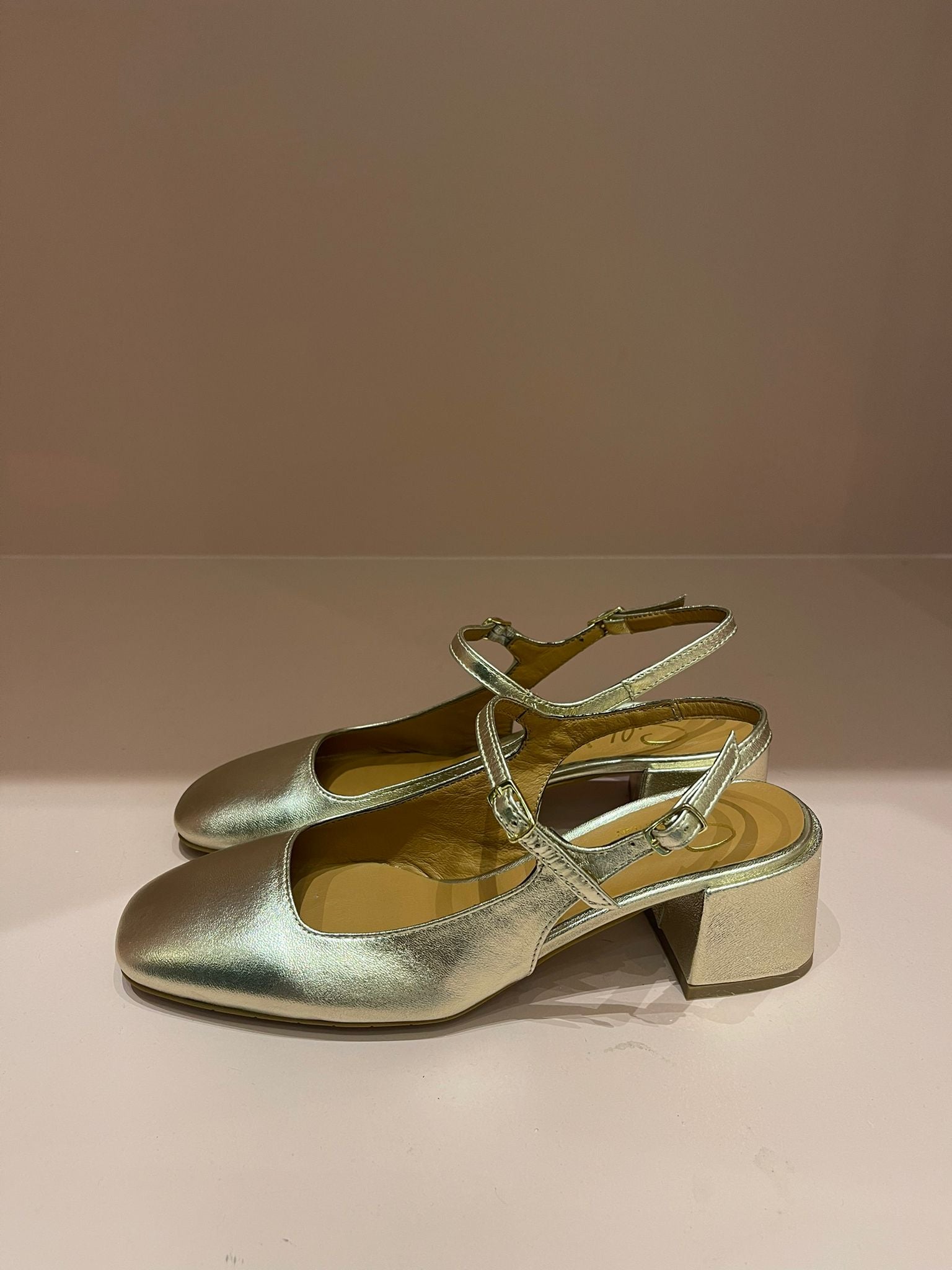 Slingback con tacco oro