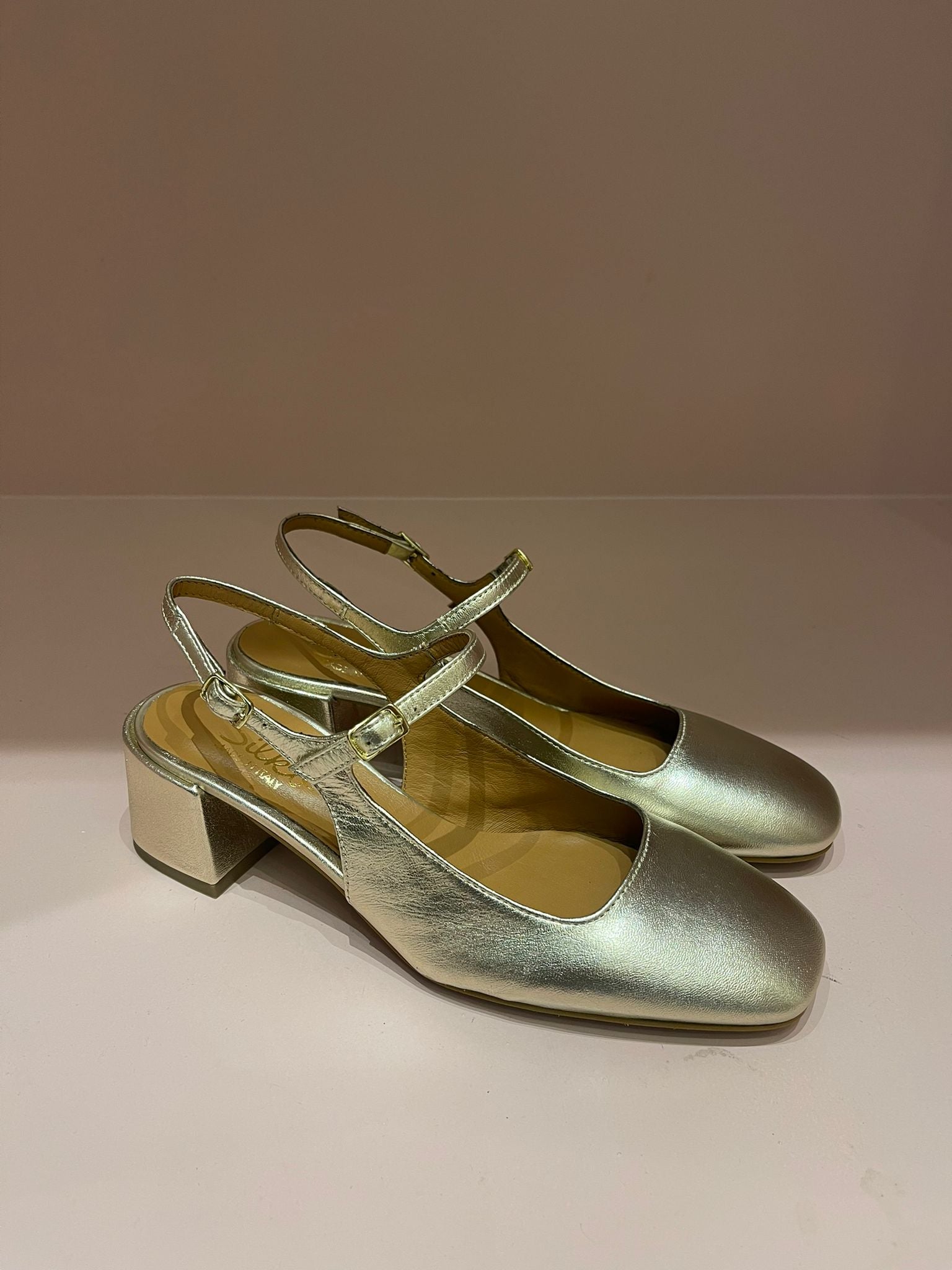 Slingback con tacco oro